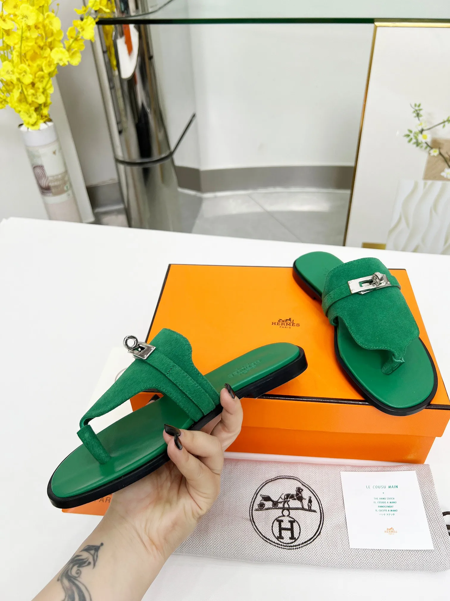 👟👟Ex-factory price 480👟👟 (top version) 👫Hermes ❗️❗️Original purchase and development⚠️ A must-have artifact for daily home, travel and vacation🉑 in spring and summer. High-end quality Code number: 35-40 (41/42 can be customized)